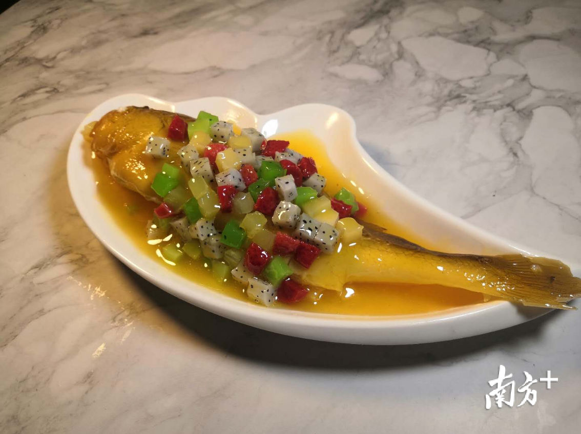 仿真菜“水果鱼”。受访者供图