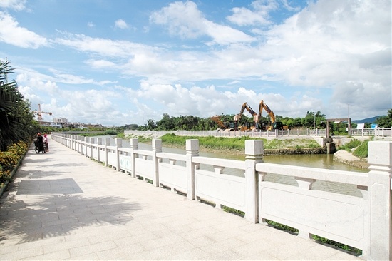 台山市碧道建设按照“生态、休闲、体验、运动、观光”定位，以水系为纽带串联重要生态、景观节点。图为潭江大江至水步段碧道。