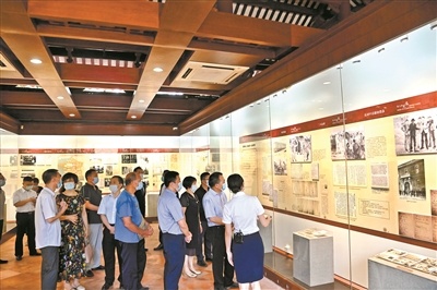 来农讲所参观的群众络绎不绝。 来农讲所参观的群众络绎不绝。