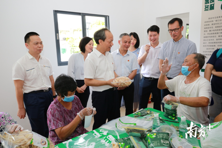 佛山市委副书记、顺德区委书记郭文海在黄龙村调研，为黄龙发展点赞。