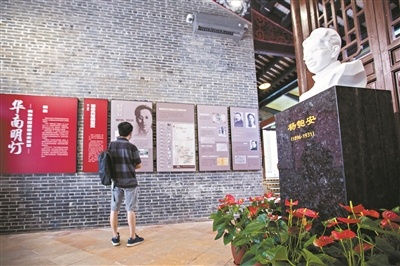 市民参观杨家祠。 市民参观杨家祠。