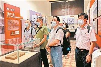一些单位组织党员到中共广东区委旧址纪念馆参观。 一些单位组织党员到中共广东区委旧址纪念馆参观。