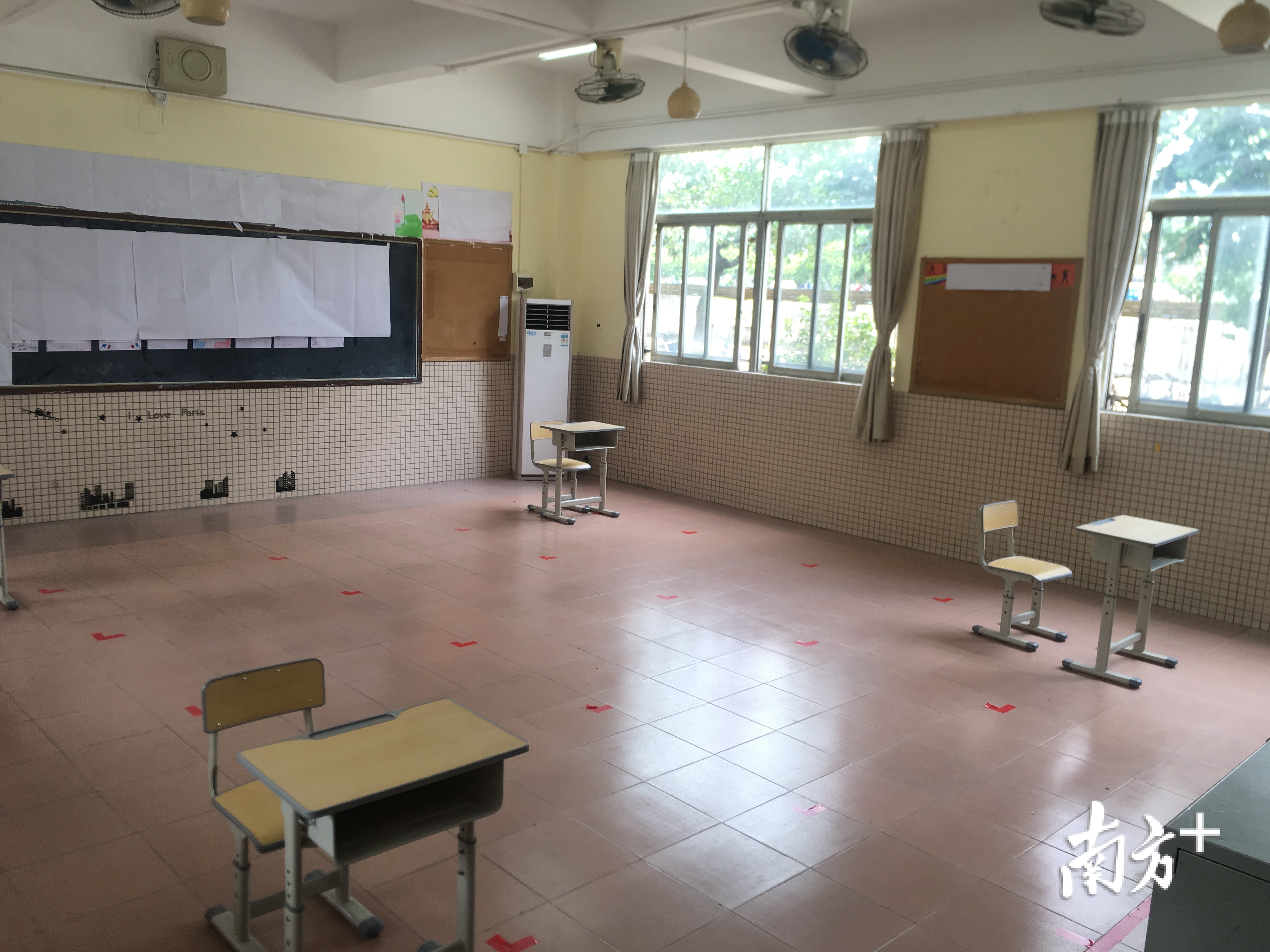 隔离备用考场，安排了4张课桌分布在课室的四角。