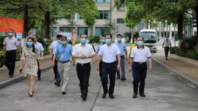 市委书记黄建平带队检查我市高考考点准备工作