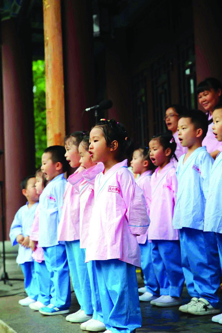 惠州西湖读书节上的吟诵活动。