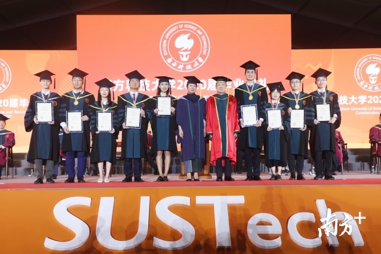 南科大党委书记郭雨蓉和南科大校长陈十一为“十佳毕业生”获奖学生颁奖。