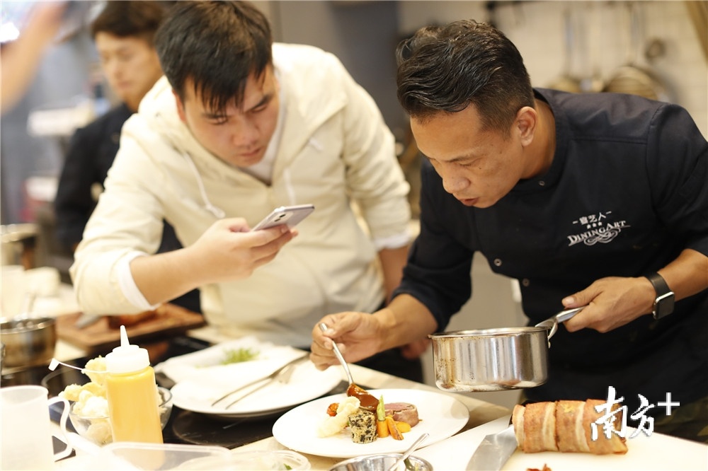 方云成在制作创新菜