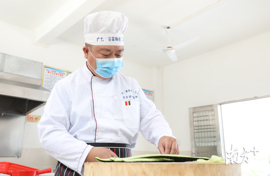 邱琦富正在参加“粤菜师傅”短期培训班，他新装修的餐饮店计划2个月后开业。