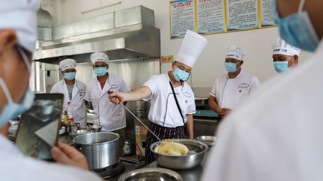 【南方日报】茂名“粤菜师傅+”：小勺“孵”创业 食材旺产业