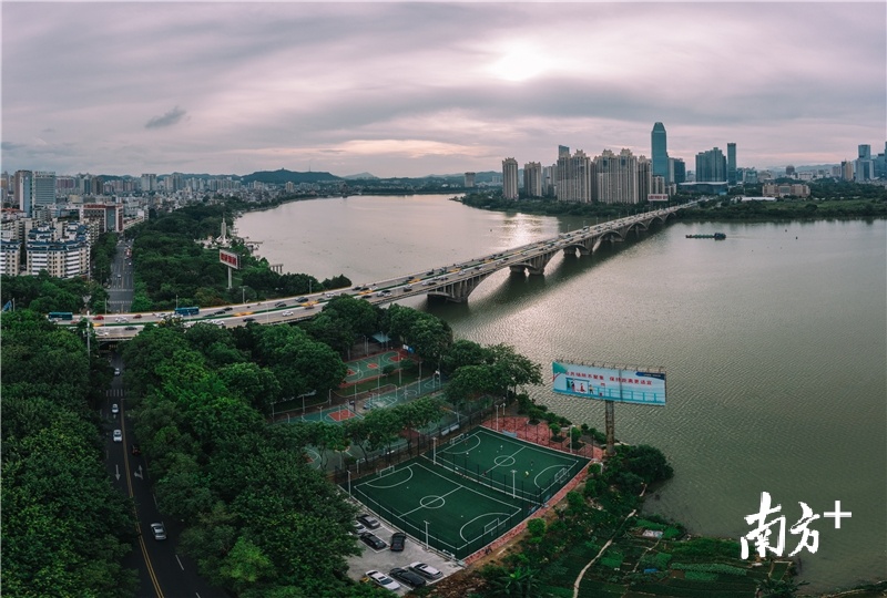 东江沙公园新建2个足球场。 东江沙公园新建2个足球场。