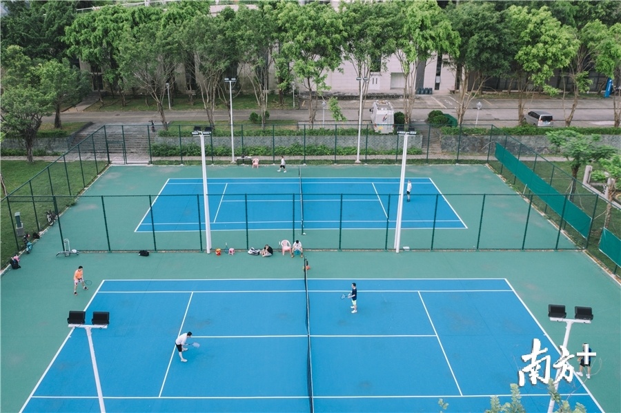 江北体育公园新建的2个网球场。 江北体育公园新建的2个网球场。