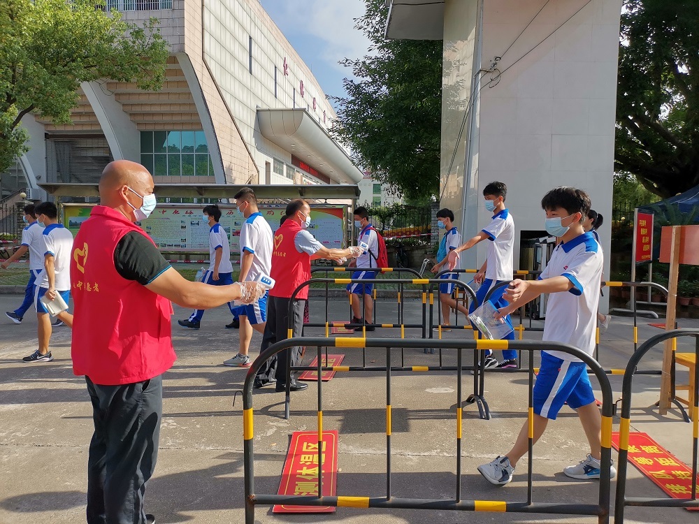 仁化考点学生迫不及待伸手测温。肖晓珍 摄 仁化考点学生迫不及待伸手测温。肖晓珍 摄