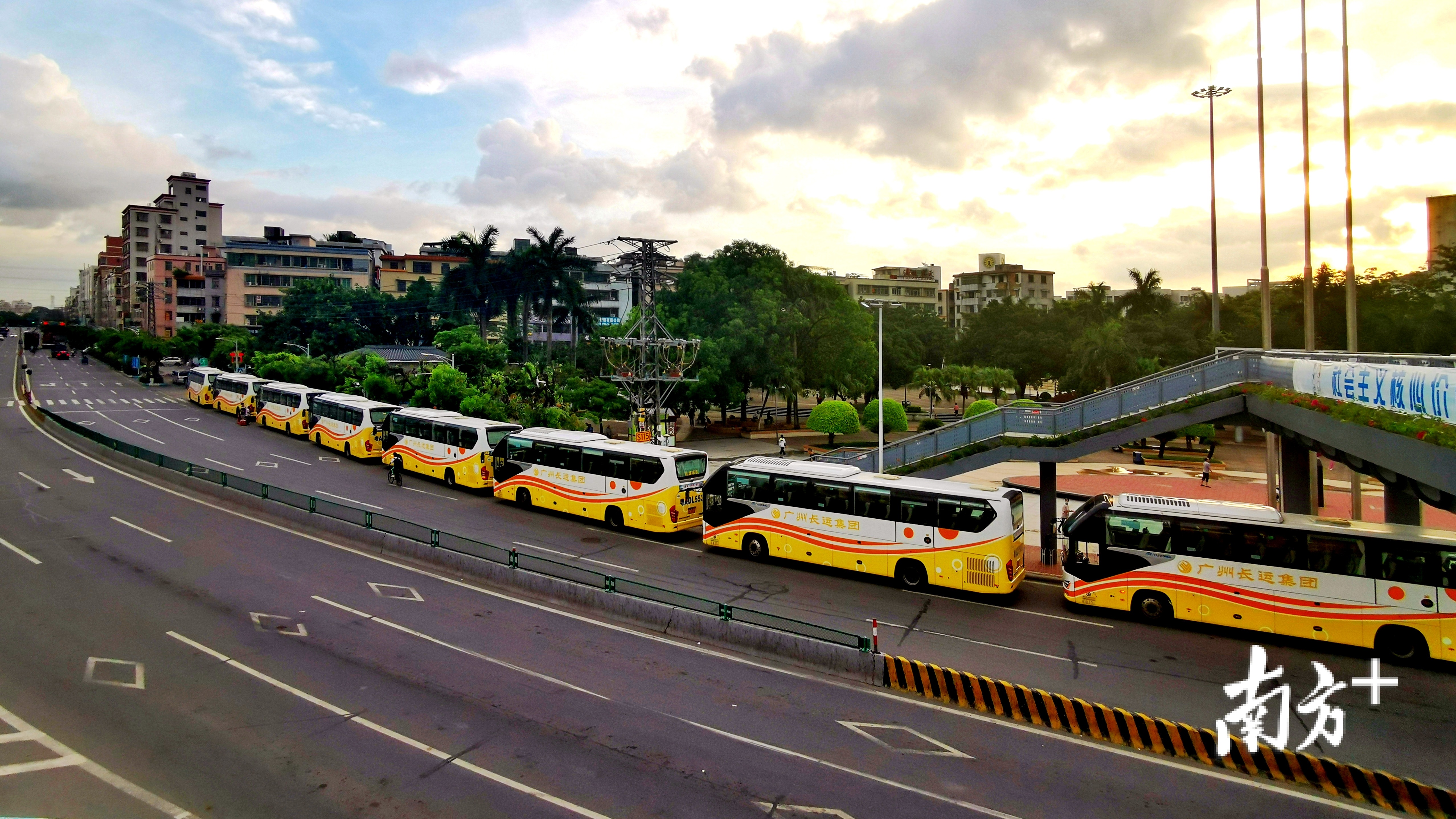 广州长运旅包服务中心的8台高级商务大巴车,载着320名高考学子离开广东外语外贸大学实验中学,向广州市大同中学考点驶去。