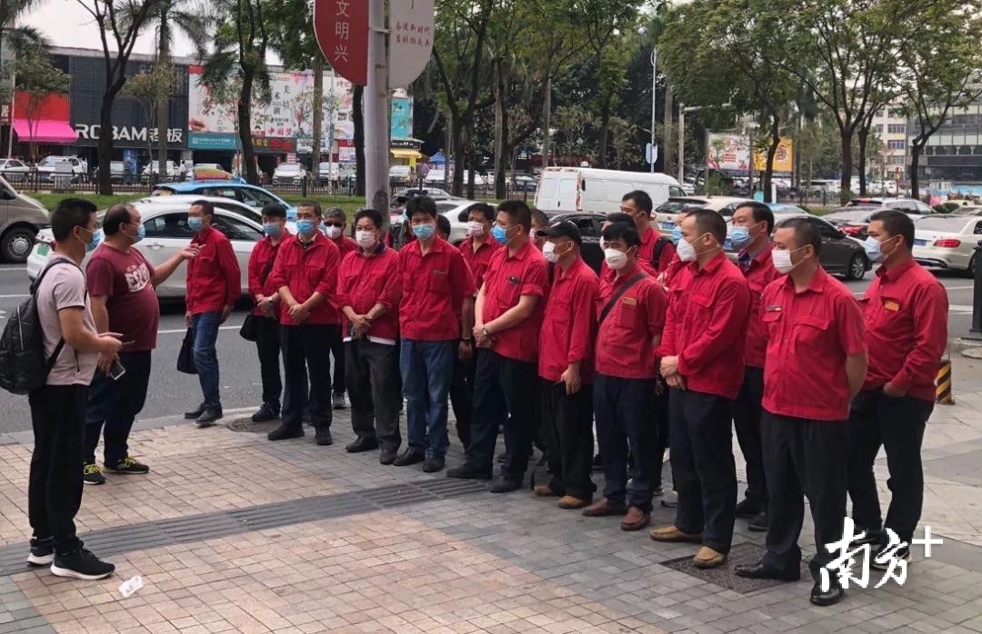 新穗巴士在线路运营前召开班前会议,加强司机教育。