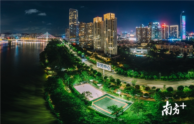 东江公园新建2个足球场、3个篮球场。 东江公园新建2个足球场、3个篮球场。