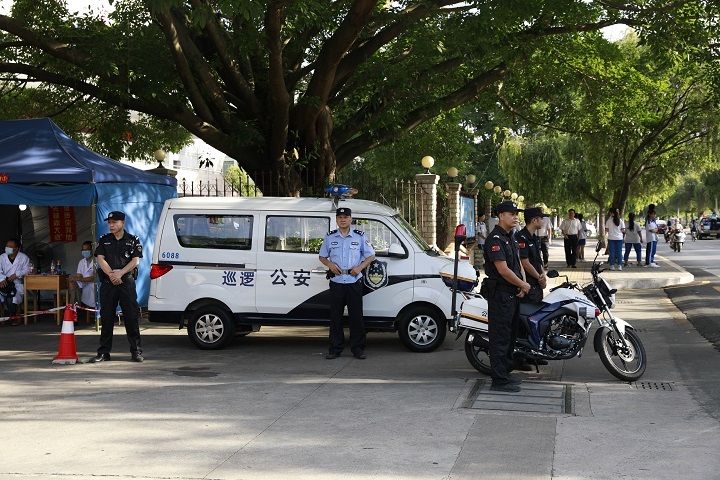 仁化公安特警为高考护航。龙全明 摄 仁化公安特警为高考护航。龙全明 摄