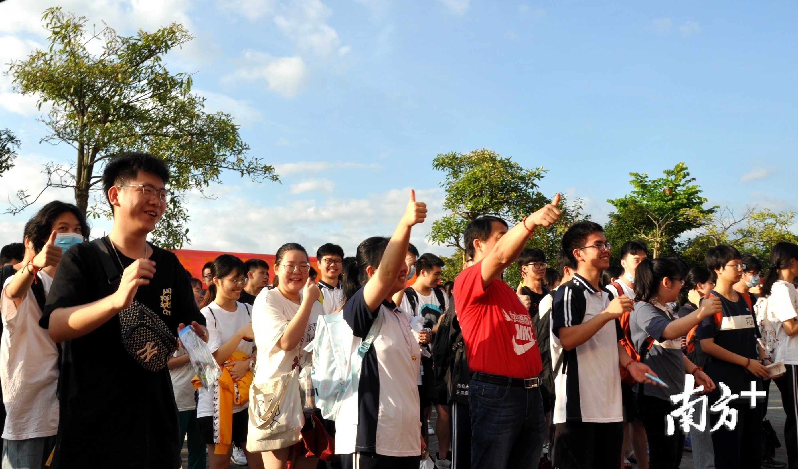 特殊礼遇,韶关新区公安警车开道护送近百名往届生顺利走进考场