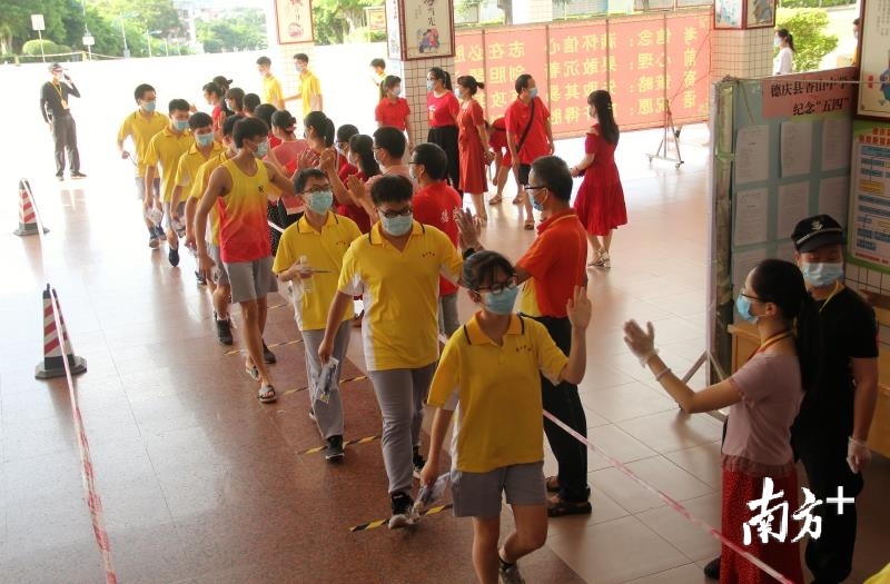 教师与学生击掌,为其打气鼓劲