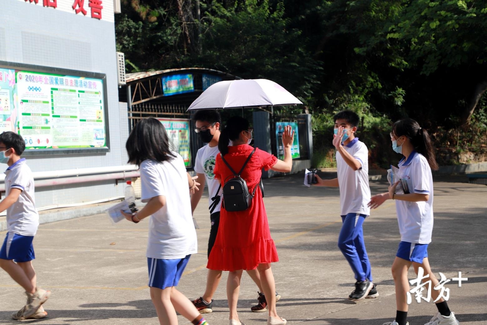 教师与学生击掌,为其打气鼓劲