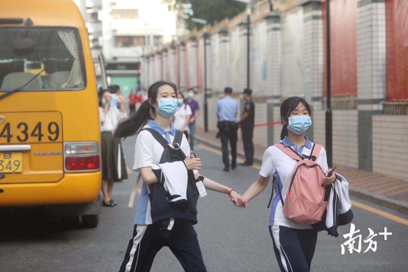 【深圳中学】两名考生手牵手进考场.(记者:朱洪波)