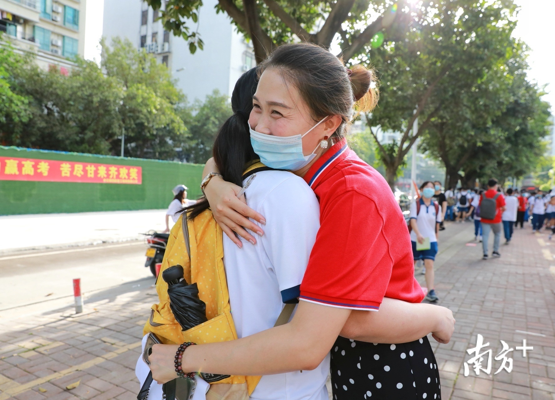进考场前,考生与老师拥抱. 罗馨如 摄