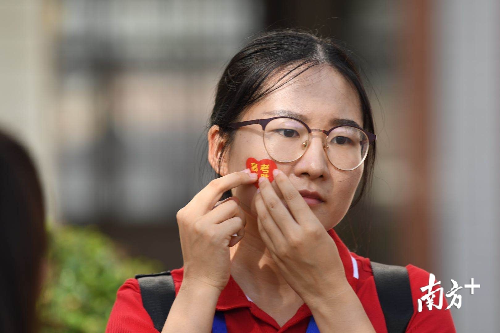 礼乐中学老师们一身红装，贴上“高考必胜”的红贴纸，集体为考生加油打气！