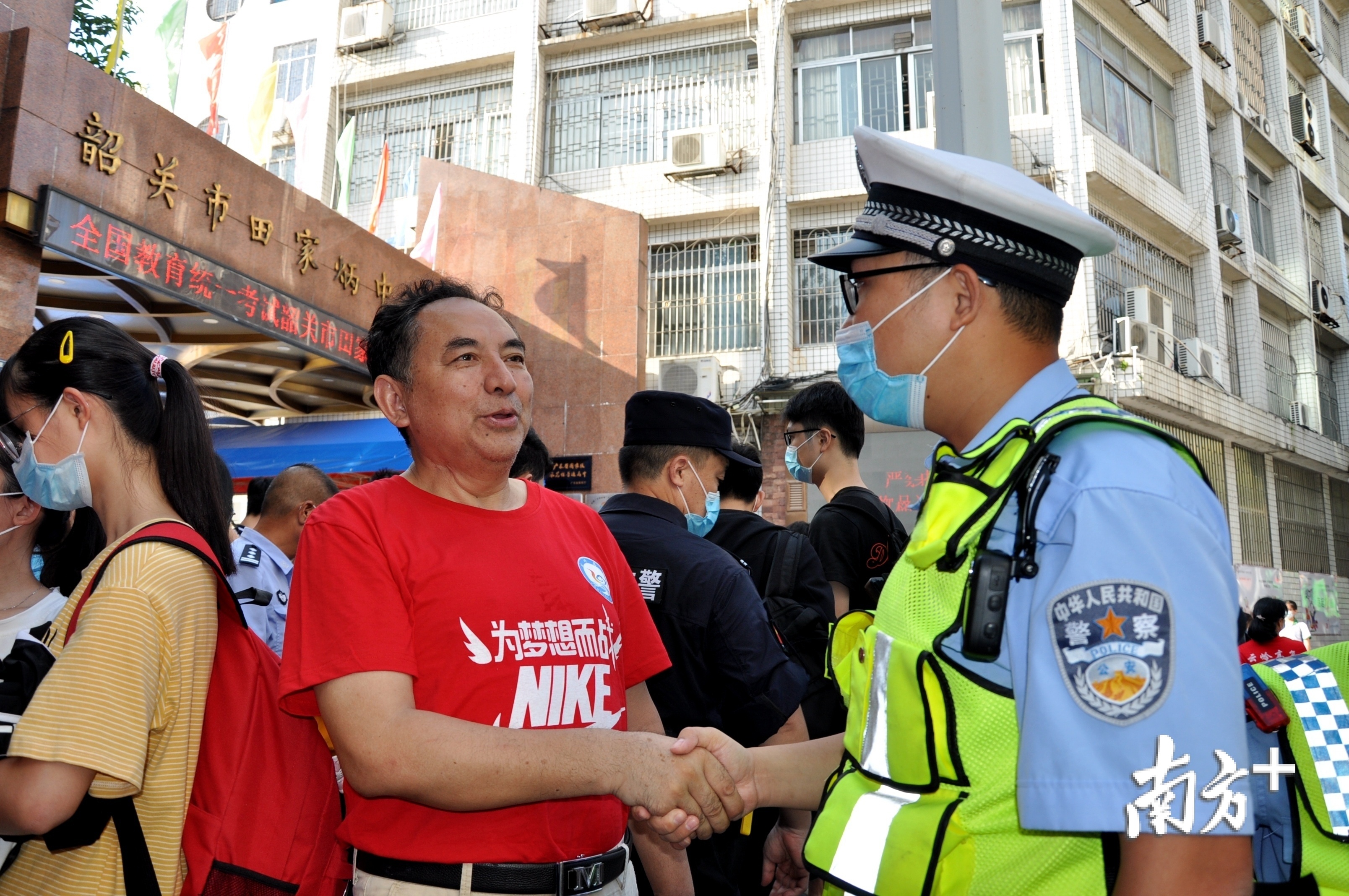 特殊礼遇,韶关新区公安警车开道护送近百名往届生顺利走进考场