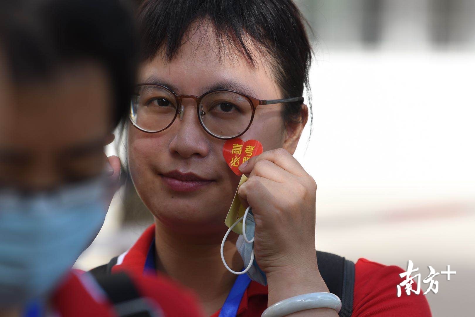 礼乐中学老师们一身红装，贴上“高考必胜”的红贴纸，集体为考生加油打气！