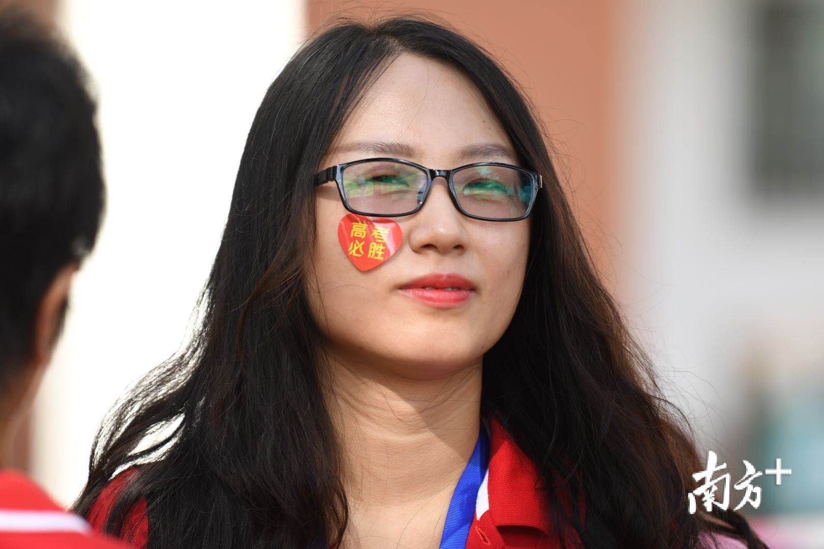 礼乐中学老师们一身红装，贴上“高考必胜”的红贴纸，集体为考生加油打气！