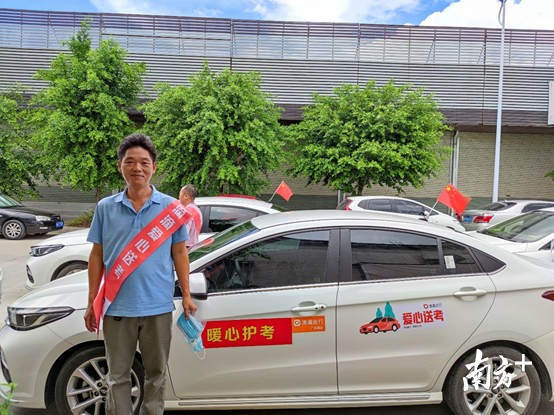  爱心快车都配备了口罩。