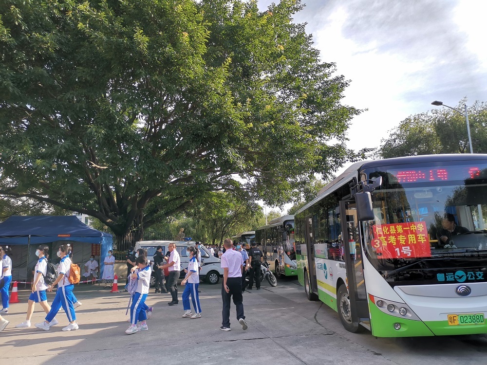 仁化高考专用车护送学生到考点。肖晓珍 摄 仁化高考专用车护送学生到考点。肖晓珍 摄