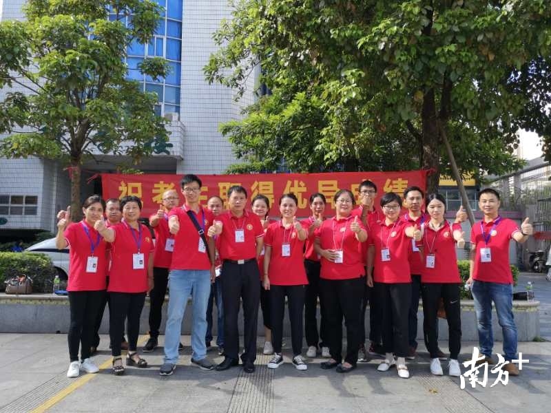 江门广德实验学校送考教师集体为考生加油鼓劲！