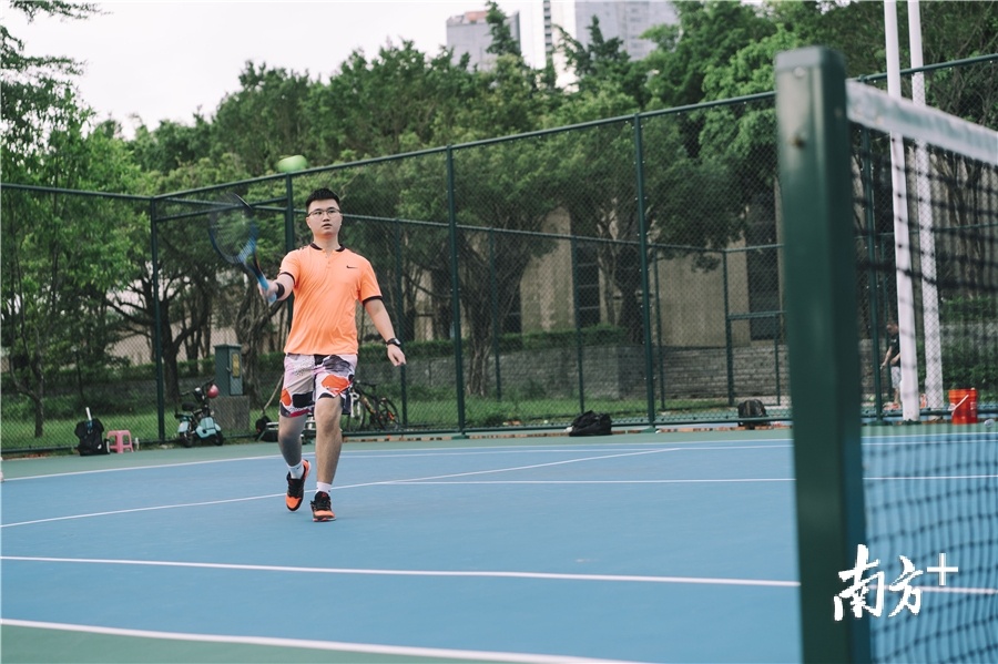 市民在江北体育公园新建的网球场上打球。 市民在江北体育公园新建的网球场上打球。