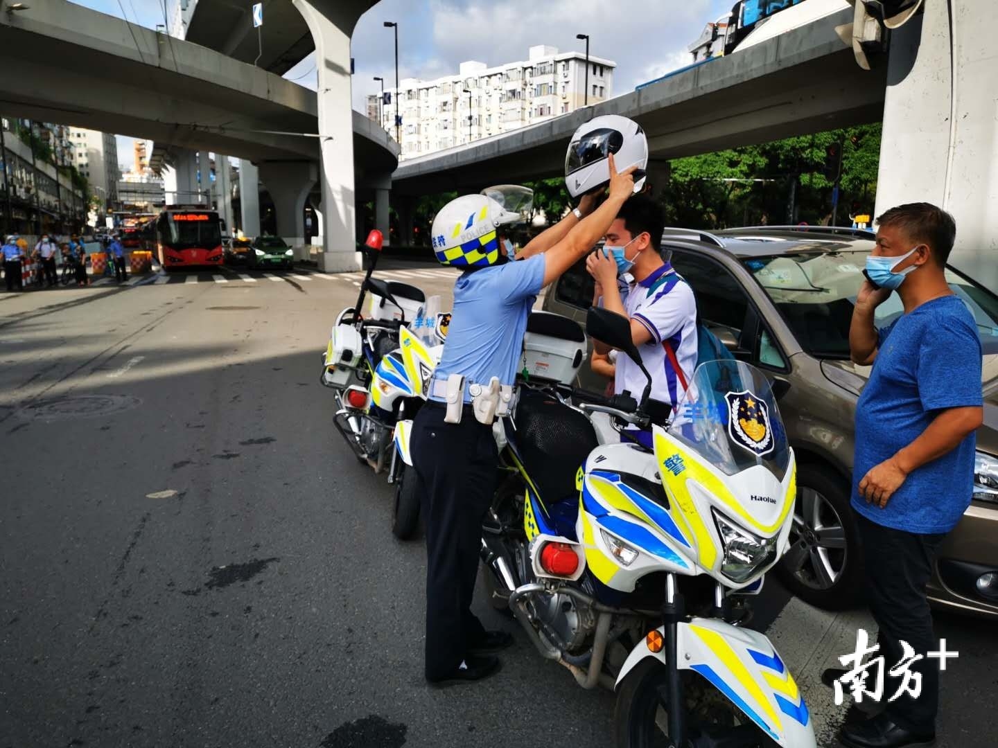 交警共收到求助13宗,包括12宗"110"求助,1宗路面求助,分别以羊城铁骑