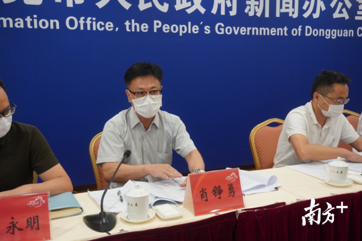 东莞市科技局副局长肖铮勇对政策进行解读。 东莞市科技局副局长肖铮勇对政策进行解读。