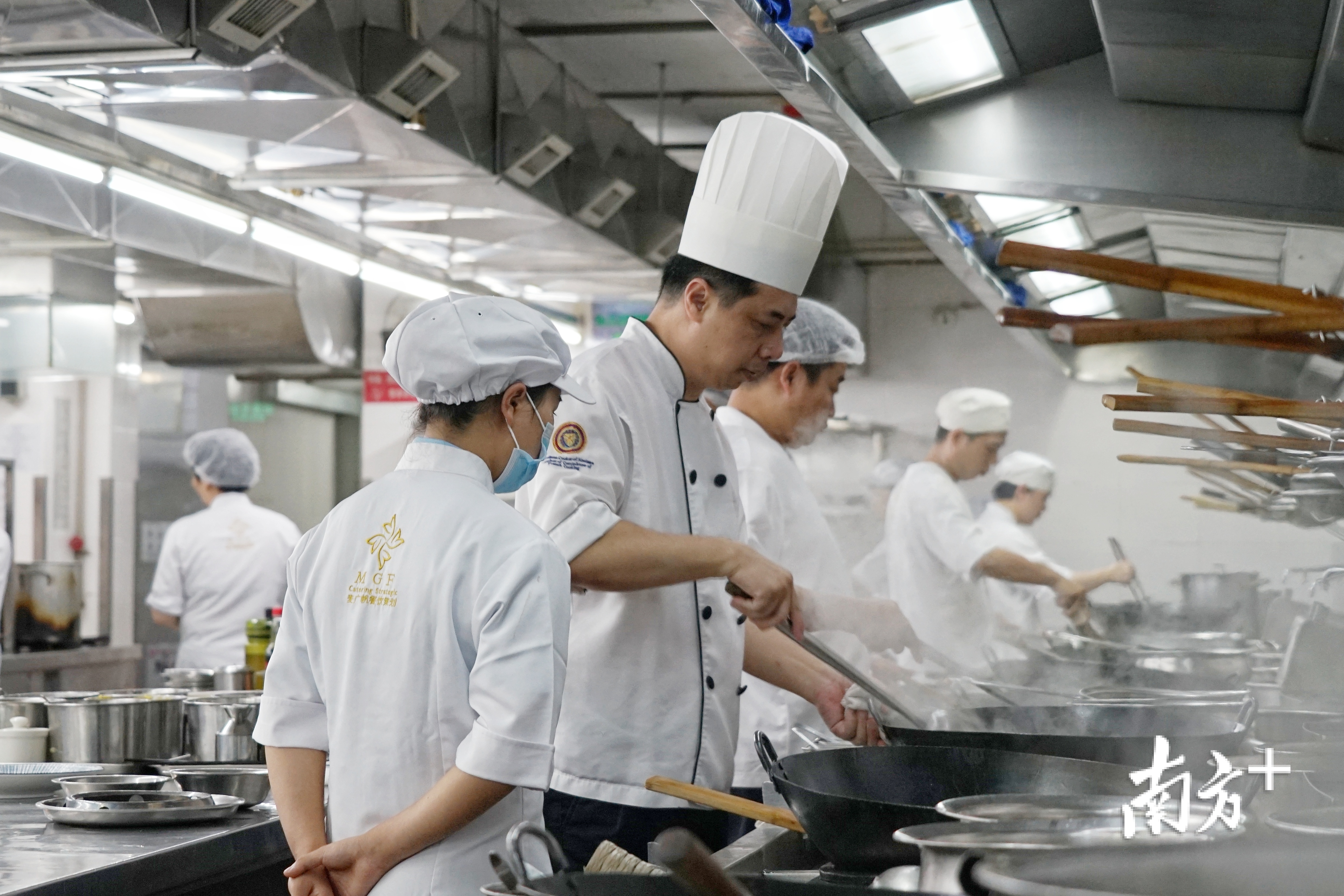 徐友香在中山海港城海鲜大酒楼后厨学习。