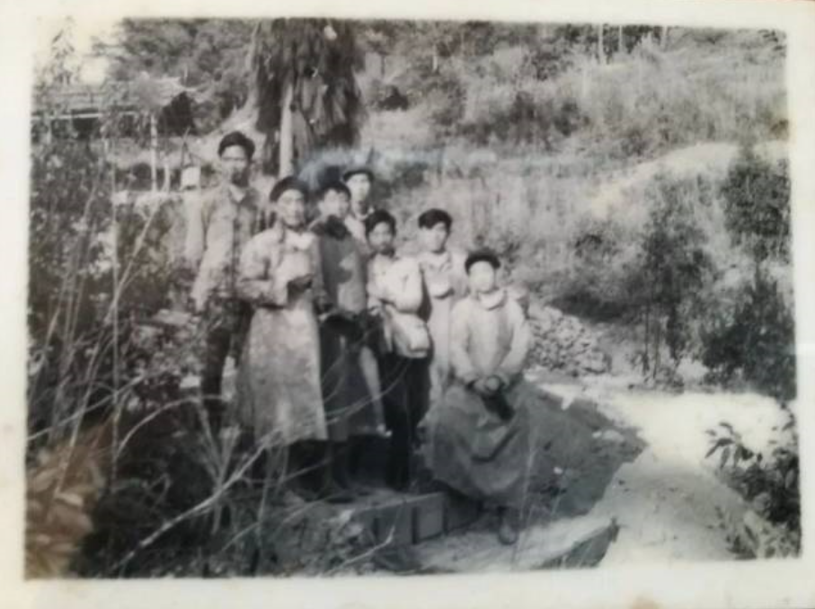 翁源下庄202厂附近,王明健和工人合影。 翁源下庄202厂附近,王明健和工人合影。