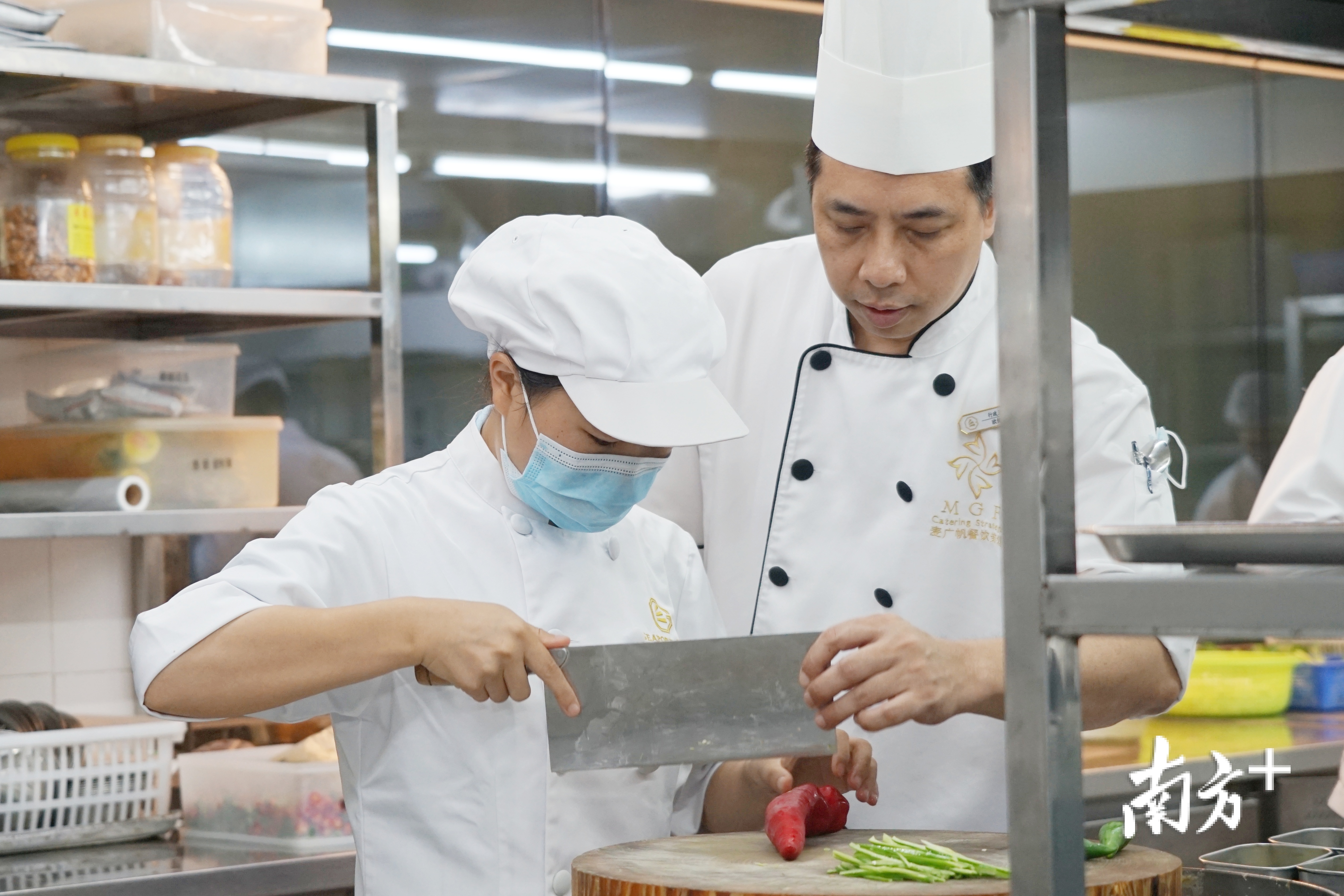 云南昭通籍学生徐友香在中山海港城海鲜大酒楼进行实操训练。 云南昭通籍学生徐友香在中山海港城海鲜大酒楼进行实操训练。