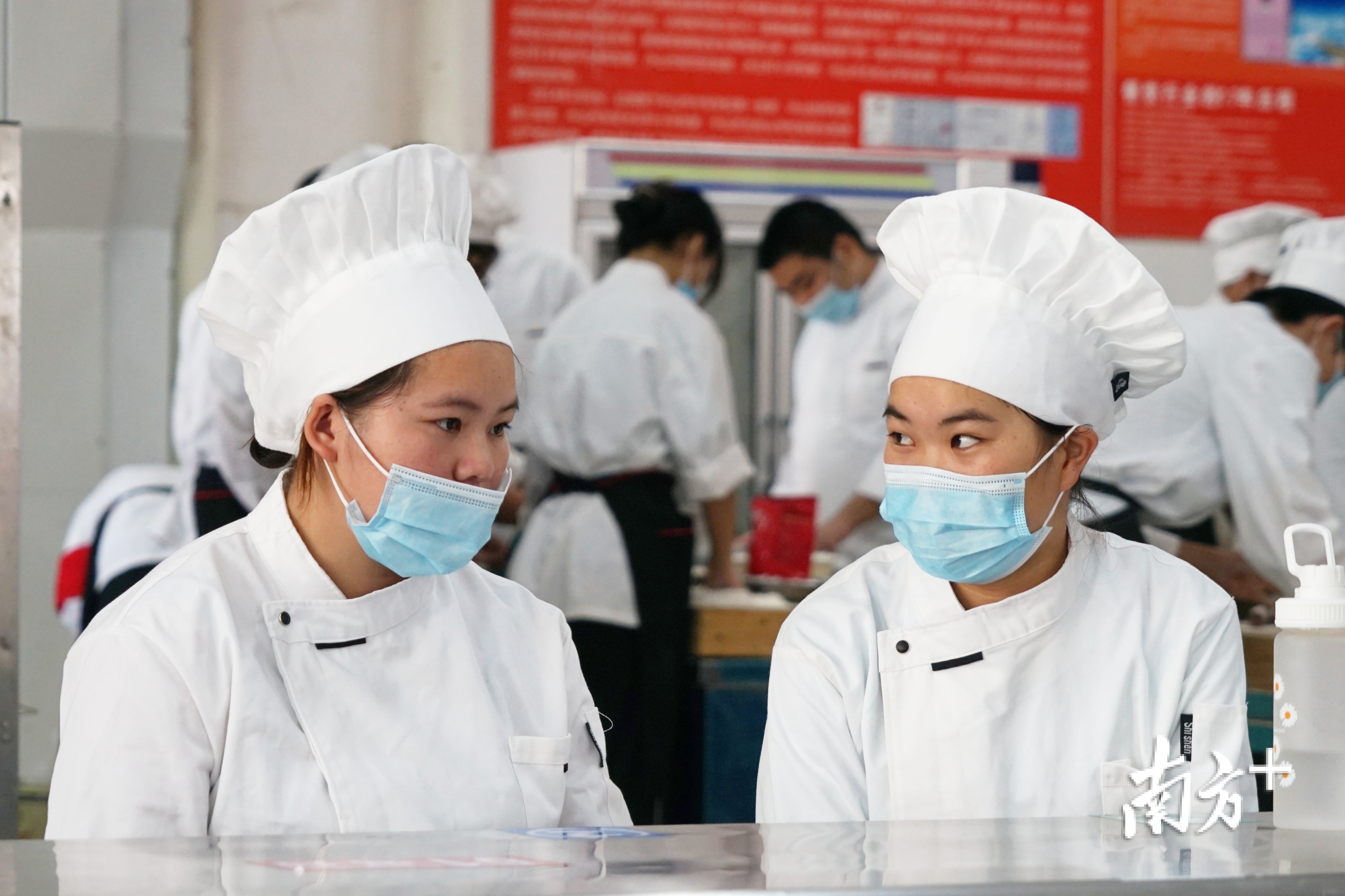 徐友香(右)和同样来自云南昭通的同学聊天。 徐友香(右)和同样来自云南昭通的同学聊天。