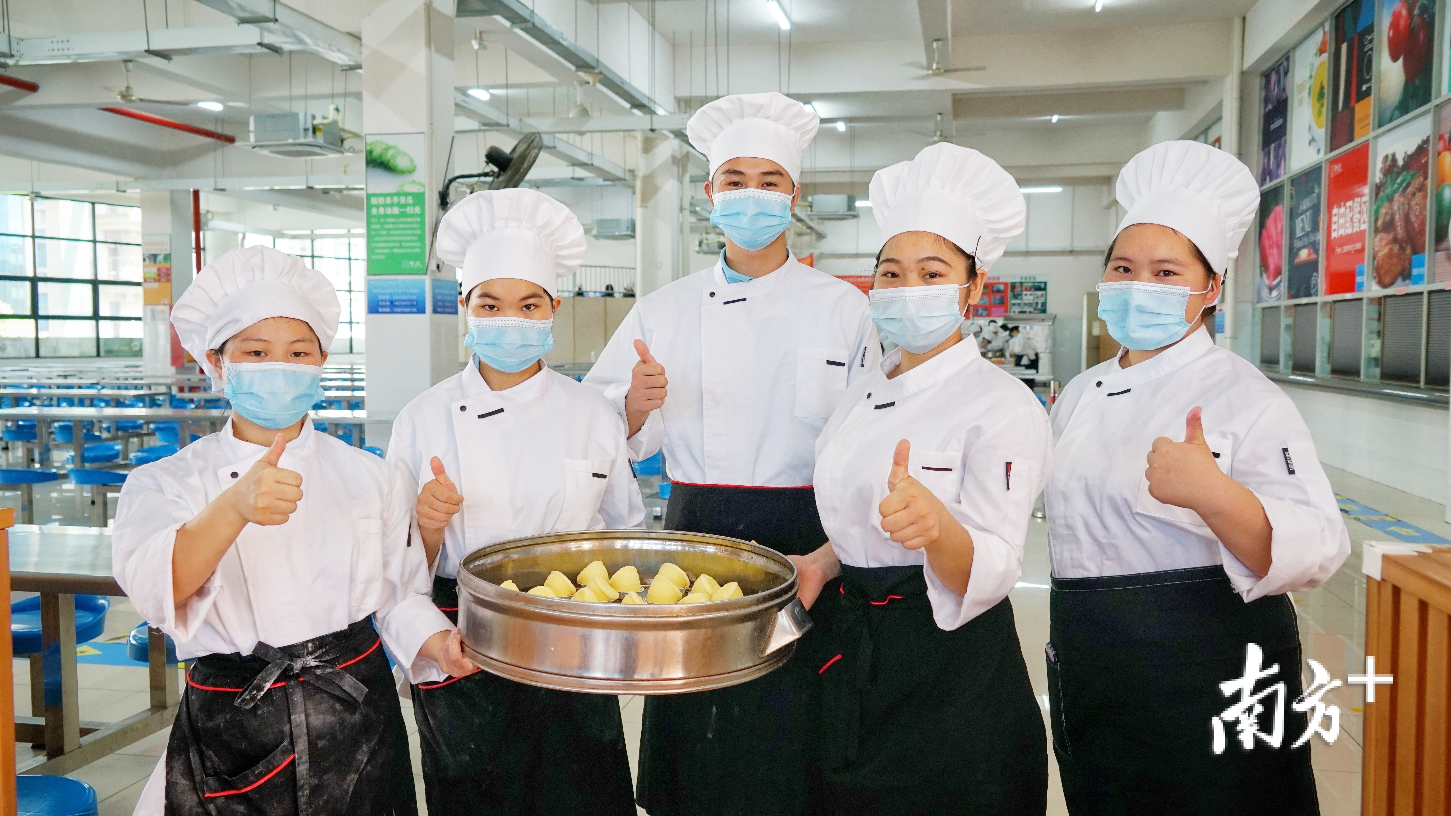 市技师学院旅游管理系烹饪专业的云南昭通籍学生在学习制作广式点心