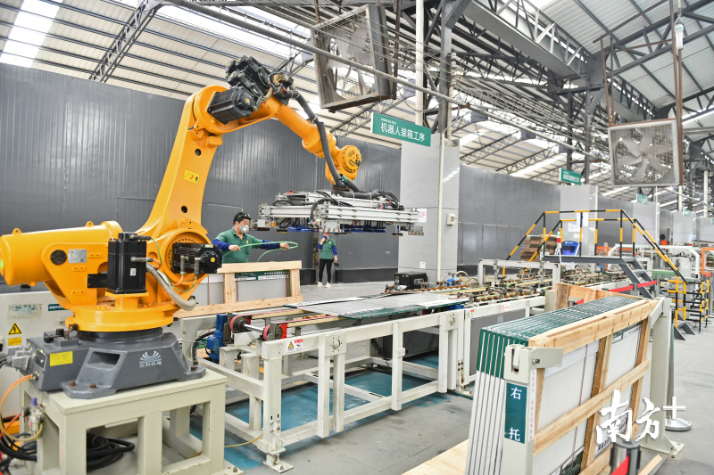 疫情期间，蒙娜丽莎在做好防控的前提下启动了广西藤县第一期第二阶段3条生产线的投资建设。图为蒙娜丽莎生产线。戴嘉信 摄