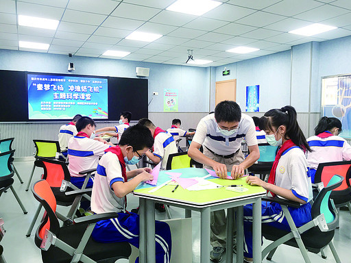 科技课堂上,同学们正在折叠"冲浪纸飞机 西江日报记者 夏紫怡 摄