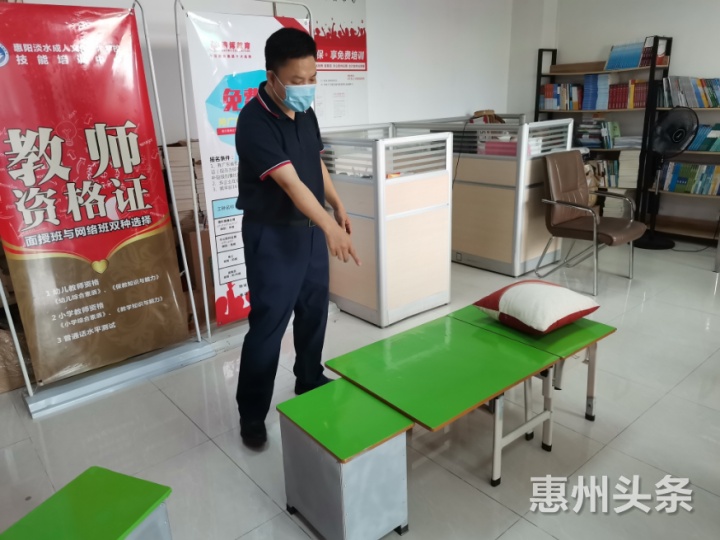 张杰卡和他发明的可用于午休的课桌椅。