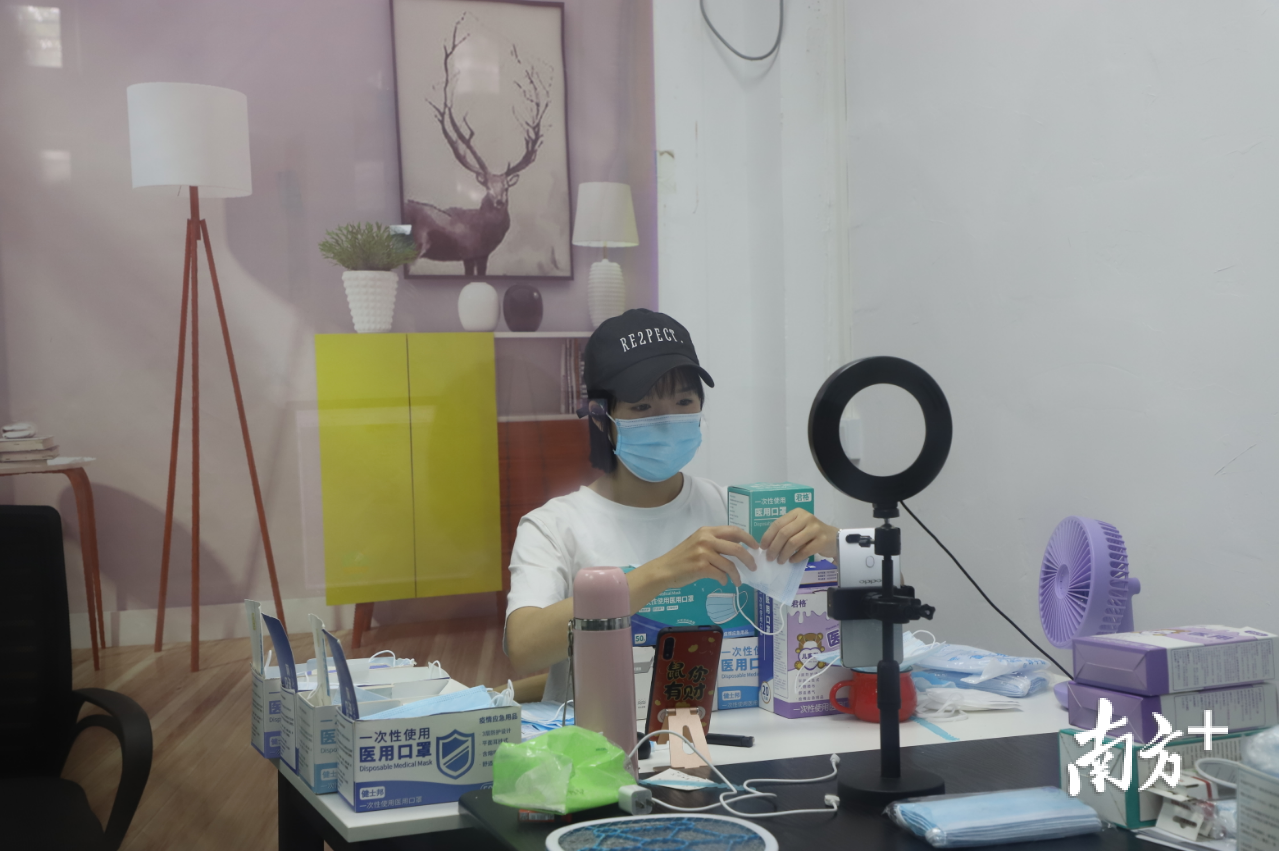 2058电商创意园商户直播带货。受访者供图