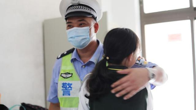 东莞硬核交警老爸 实力护航女儿高考