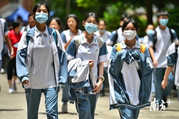 考试结束后,考生们步出考场。南方日报记者 戴嘉信 摄 考试结束后,考生们步出考场。南方日报记者 戴嘉信 摄