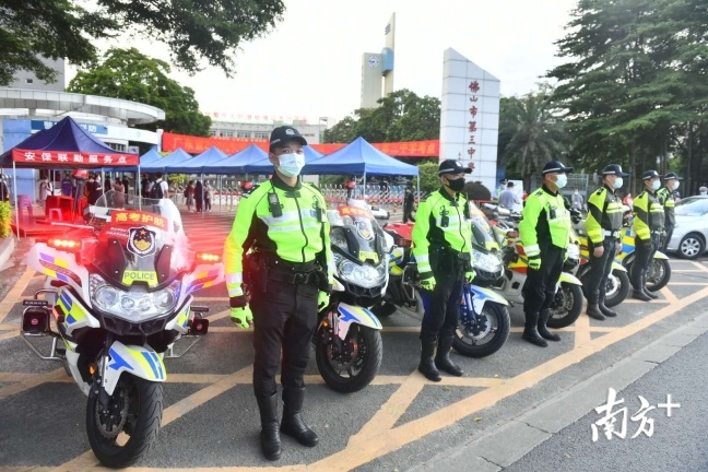 佛山共开辟高考“绿色保障通道”27条、投入警用铁骑130辆护航高考。南方日报记者 戴嘉信 摄 佛山共开辟高考“绿色保障通道”27条、投入警用铁骑130辆护航高考。南方日报记者 戴嘉信 摄