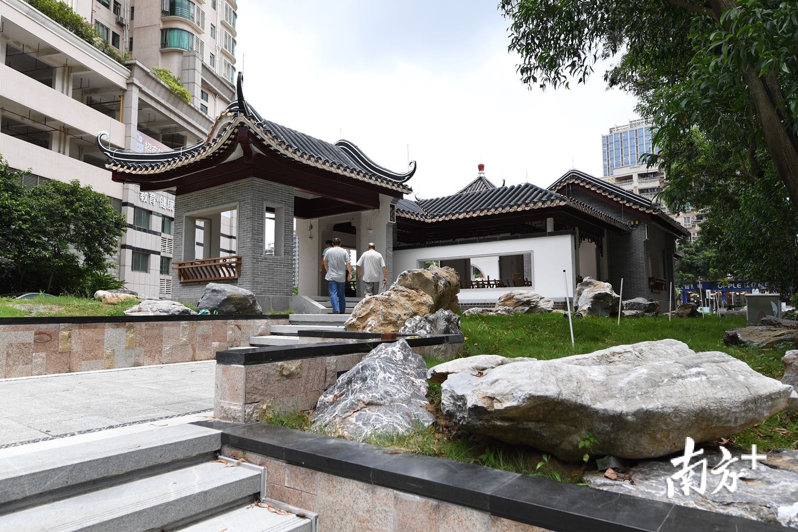 口袋公园成为附近居民散步聊天的首选。杨兴乐 摄