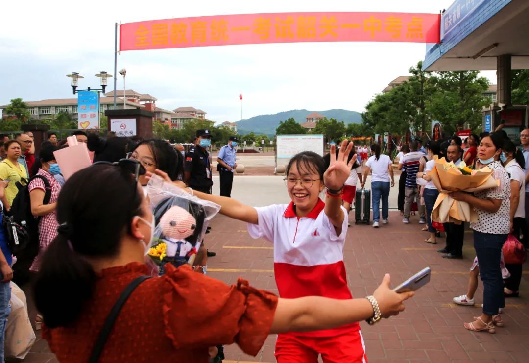 考试结束,考生与家长热情相拥。 考试结束,考生与家长热情相拥。
