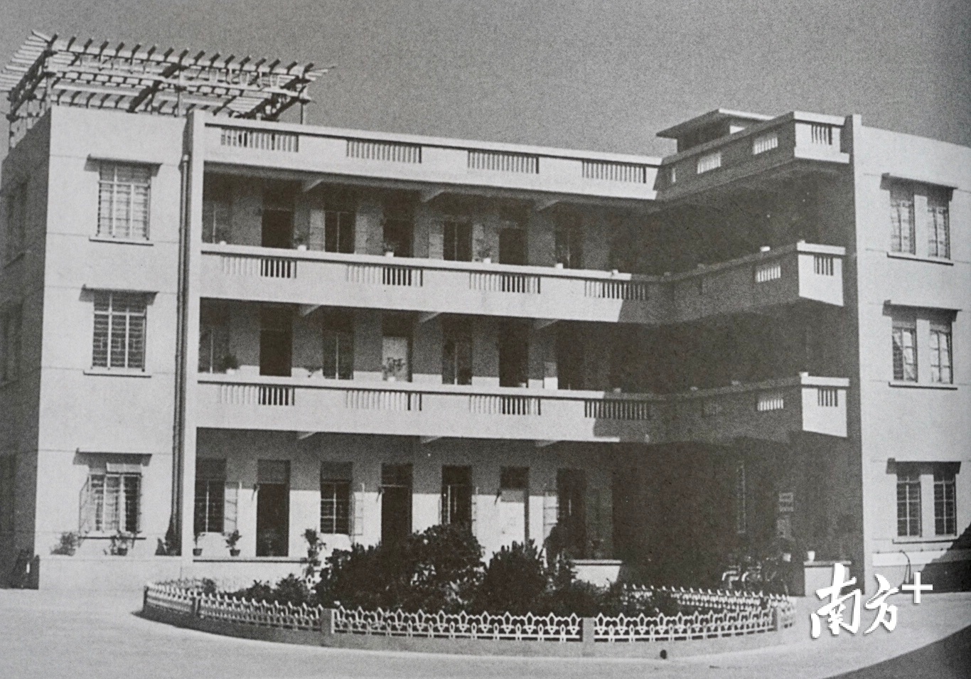 【1981年光影】特区管委会临时办公楼。杨立轩 翻拍